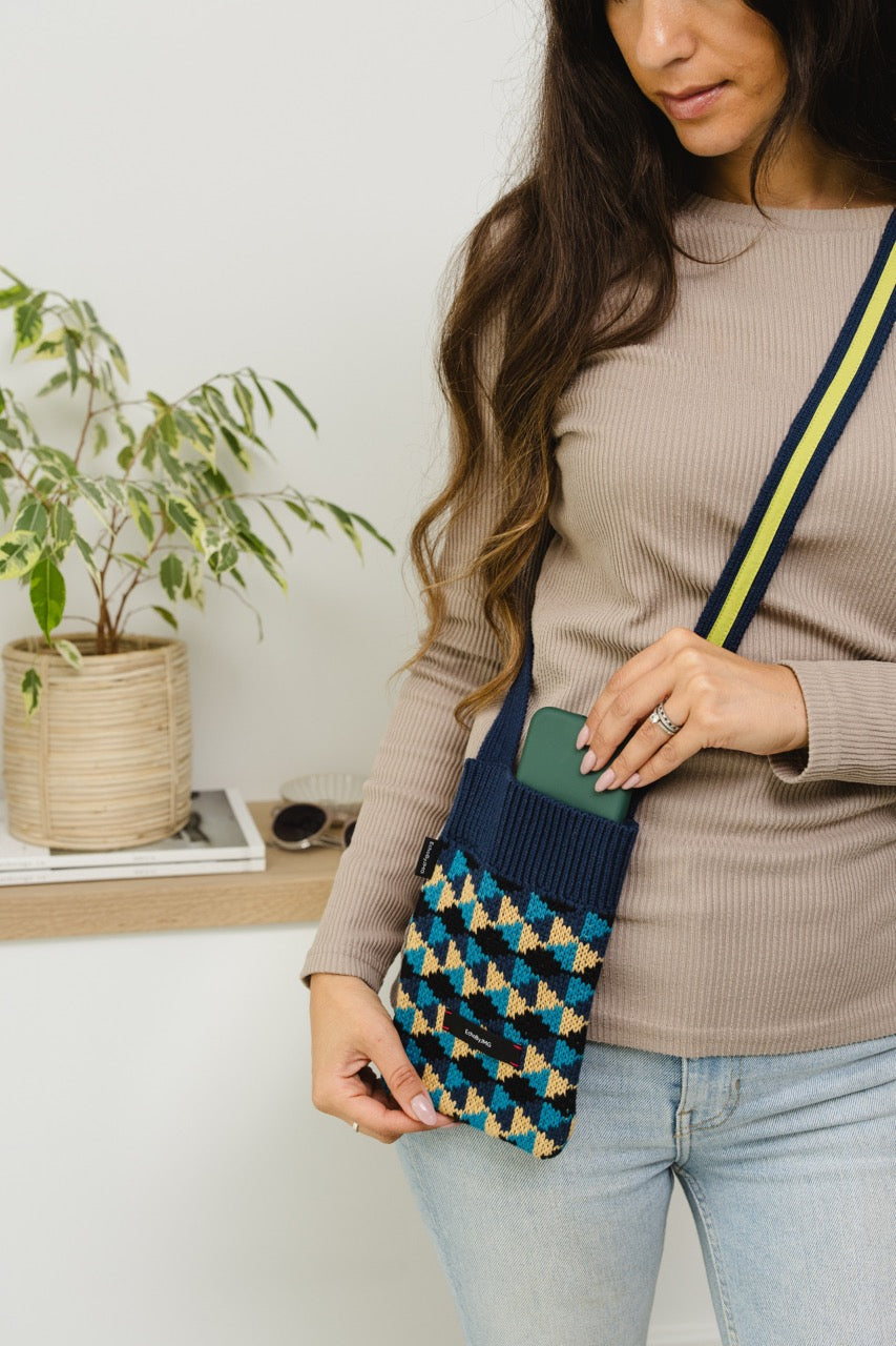 Geo Diamond Knitted Pcase