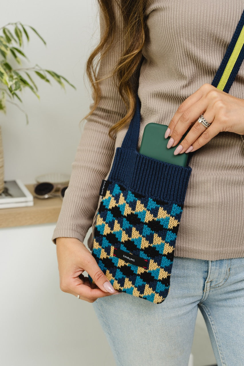 Geo Diamond Knitted Pcase
